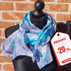 Photo de l'article En promo : - 20 %. Écharpe en soie  – Foulard peint main aux tons bleus givrés, pièce unique