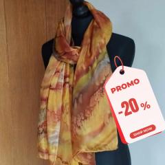 Photo de l'article En promo : -20% . Étole en soie peinte à la main – 90x200 cm, pongé 5 brillante, ourlet roulotté, pièce unique