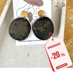 Boucles d’oreilles en porcelaine noire magma par Yukai by Kate Catherine Trautes, bijou artisanal design minimaliste élégant fait main, création contemporaine unique parfaite comme cadeau bijou créateur / Oorbellen in zwarte porselein magma design van Yukai by Kate Catherine Trautes, handgemaakt minimalistisch juweel elegante artisan creatie / Black porcelain magma earrings by Yukai by Kate Catherine Trautes, elegant handmade contemporary jewelry with minimalist design perfect as unique artisan gift