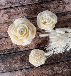 Bougie rose sculptée artisanale cire végétale décoration romantique cadeau fait main Belgique disponible sur Wimzzi / Handgemaakte rozenkaars plantaardige was romantisch cadeau België Wimzzi / Handmade rose shaped candle plant wax romantic decor gift Belgian artisan Wimzzi