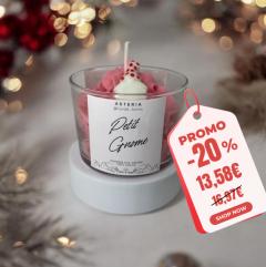 Bougie artisanale Petit Gnome Gourmande en promotion -20%, bougie végétale faite main avec étiquette promo rouge, idée cadeau originale et unique, décoration cocooning exclusive, artisanat belge local / Ambachtelijke kaars Petit Gnome Gourmande met -20% korting, handgemaakte plantaardige kaars met rode promo-tag, origineel en uniek cadeau, exclusieve decoratie, Belgisch lokaal vakmanschap / Handmade Petit Gnome Gourmande candle -20% promo, artisan vegetable wax candle with red discount tag, original and unique gift idea, exclusive home decor, Belgian local craftsmanship
