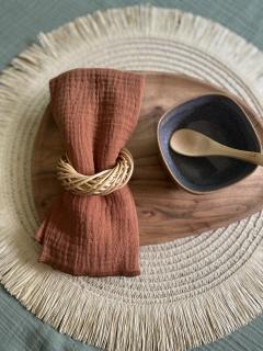 Serviettes couleur cognac – pour une déco de table chaleureuse et artisanale / Cognac kleurige servetten – warme, ambachtelijke tafeldecoratie / Cognac cotton napkins – warm and handmade table decor