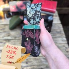 Foto van het artikel Zwarte tarotetui – Handgemaakt uit gerecycleerde stof met plantenprint, ideaal voor kaarten en spirituele boeken