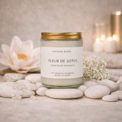Bougie parfumée Fleur de Lotus 250ml – senteur florale précieuse, ambiance zen & luxe apaisant, idée cadeau bien-être raffinée, décoration intérieure élégante Maison Kaori / Geurkaars Lotusbloem 250ml – verfijnde bloemige geur, rustgevende luxe sfeer, exclusief wellness cadeau voor stijlvol interieur Maison Kaori / Lotus Flower scented candle 250ml – precious floral fragrance, calming luxury ambiance, elegant wellness gift and refined home decor Maison Kaori