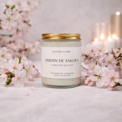 Bougie parfumée Jardin de Sakura 250ml – fleurs de cerisier, ambiance printanière douce et romantique, idée cadeau femme élégante, décoration intérieure cocooning Belgique / Geurkaars Sakura tuin 250ml – kersenbloesem geur, zachte lente sfeer, stijlvol cadeau voor haar, Belgische interieurdecoratie / Sakura scented candle 250ml – cherry blossom fragrance, soft spring ambiance, elegant gift idea for her, Belgian home decor