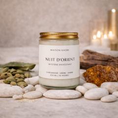 Bougie parfumée Nuit d’Orient 250ml – notes épicées & bois précieux, atmosphère feutrée sophistiquée, cadeau raffiné Maison Kaori Belgique / Geurkaars Nuit d’Orient 250ml – kruidige en houtachtige noten, elegante warme sfeer, premium geschenk België / Nuit d’Orient scented candle 250ml – spicy woody notes, sophisticated warm ambiance, refined Belgian gift