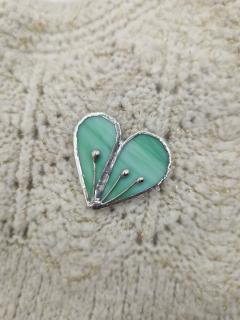 Photo de l'article Broche en vitrail "Là ou le coeur fleurit"
