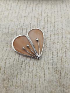 Picture of the product Stained glass brooch "Where the heart blossoms"