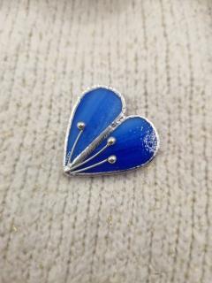 Picture of the product Stained glass brooch "Where the heart blossoms"