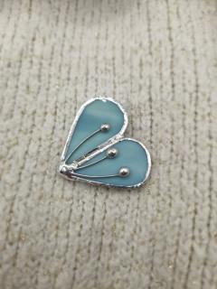 Broche cœur vitrail bleu clair bijou artistique Celina artisanat belge accessoire poétique fait main Wimzzi / Lichtblauwe glas-in-lood hartbroche Celina Belgisch ambachtelijk juweel poëtisch accessoire Wimzzi / Light blue stained glass heart brooch Celina Belgian handcrafted artistic accessory Wimzzi