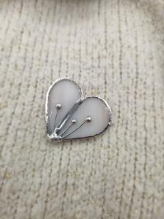 Broche cœur en verre blanc nacré création Celina bijou minimaliste artisanal belge idée cadeau romantique Wimzzi / Wit parelmoer hartbroche in glas Celina minimalistisch Belgisch handgemaakt juweel cadeau idee Wimzzi / White pearly glass heart brooch Celina minimalist Belgian handmade jewelry romantic gift idea Wimzzi