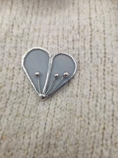 Broche cœur vitrail gris clair Celina bijou design contemporain artisanat belge pièce unique Wimzzi / Lichtgrijze glas-in-lood hartbroche Celina hedendaags Belgisch design juweel uniek stuk Wimzzi / Light grey stained glass heart brooch Celina contemporary Belgian design jewelry unique piece Wimzzi
