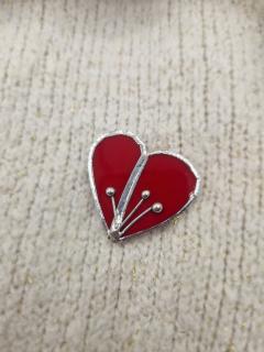 Photo de l'article Broche en vitrail "Là ou le coeur fleurit"