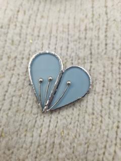 Picture of the product Stained glass brooch "Where the heart blossoms"