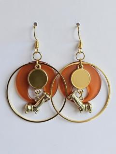 Boucles d’oreilles teckel dorées création artisanale belge inspirée joaillerie contemporaine idée cadeau femme originale sur Wimzzi / Gouden teckel oorbellen Belgisch handgemaakt juwelen geïnspireerd door hedendaagse juwelierskunst cadeau idee vrouw op Wimzzi / Gold dachshund earrings handmade Belgian jewelry inspired by contemporary fine jewelry original gift for her on Wimzzi