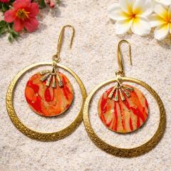 Boucles d’oreilles Sunset à la Réunion aux tons corail – bijou artisanal tropical, cadeau original pour femme solaire / Oorbellen Sunset Réunion koraal tinten – tropisch handgemaakt sieraad / Sunset Reunion coral earrings – tropical handmade jewelry, radiant gift for women