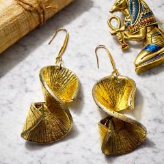 Boucles Pharaon Nomad création artisanale belge – bijou doré inspiration Égypte antique style voyage chic sur Wimzzi / Pharaon oorbellen Nomad Belgische handgemaakte creatie – goudkleurig juweel geïnspireerd door het oude Egypte via Wimzzi / Pharaon Nomad earrings Belgian handmade creation – gold jewelry inspired by ancient Egypt travel style on Wimzzi