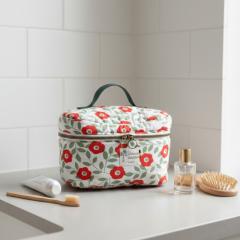 Vanity matelassé fleuri à grosses fleurs rouges, trousse de toilette artisanale femme, sac de voyage cosmétique élégant fait main / Gewatteerde toilettas met grote rode bloemen, handgemaakte dames vanity bag, stijlvolle reiscosmetica tas / Quilted floral vanity case with bold red flowers, handmade women’s toiletry bag, elegant travel cosmetic organizer