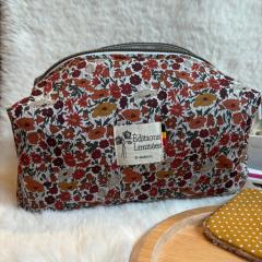 Trousse de toilette artisanale fleurs bruns et rouille – création belge édition limitée accessoire élégant fait main disponible sur Wimzzi / Handgemaakte toilettas bloemen in bruin en roesttinten – Belgische limited edition accessoire verkrijgbaar via Wimzzi / Handmade floral toiletry bag in brown and rust tones – Belgian limited edition accessory available on Wimzzi