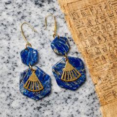 Boucles d’oreilles artisanales Nomad Kheops, bijou fait main en argile polymère inspiré de l’Égypte, design graphique et solaire, idée cadeau voyage / Handgemaakte Nomad Kheops oorbellen in polymeerklei, geïnspireerd door Egypte, grafisch en zonnig juweel, cadeau-idee / Handmade Nomad Kheops earrings in polymer clay, Egypt-inspired graphic design, sunny travel jewelry gift