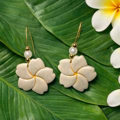 Boucles d’oreilles Nomad Plumeria blanche, bijou floral fait main en argile polymère, inspiration îles et douceur tropicale / Nomad Plumeria witte oorbellen, handgemaakt bloemjuweel in polymeerklei, eilandinspiratie en tropische zachtheid / Nomad Plumeria white earrings, handmade floral jewelry in polymer clay, island-inspired tropical softness