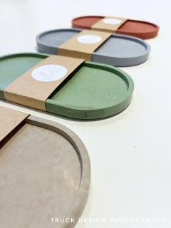 Palette de créations artisanales Truck Design, où le béton devient matière d’art. Ces disques colorés illustrent la diversité des finitions et pigments naturels utilisés par Alice Donot pour façonner ses bijoux faits main. Chaque pièce, durable et locale, célèbre la couleur, la géométrie et le design belge contemporain. Idée cadeau artisanal, unique et esthétique. / Kleurrijke betonschijven van Truck Design tonen het Belgische ambacht in volle creativiteit. Elke tint wordt met de hand gemengd met natuurlijke pigmenten. Lokaal, duurzaam en stijlvol ontwerp – perfect als origineel cadeau of statement piece. / Colored concrete discs by Truck Design, showcasing Belgian handmade craftsmanship. Each tone is mixed with natural pigments to create unique, minimalist jewelry. Sustainable, ethical, and artistic — perfect gift for design lovers and creative souls.