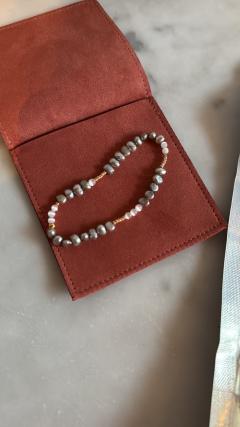 Bracelet artisanal en perles dorées signé Faberhaus, bijou fait main au design élégant et intemporel, création unique idéale comme cadeau raffiné / Handgemaakte armband met gouden kralen van Faberhaus, elegant en tijdloos ambachtelijk juweel, uniek stuk perfect als verfijnd cadeau / Handmade gold bead bracelet by Faberhaus, elegant and timeless artisanal jewelry, unique piece ideal as a refined gift