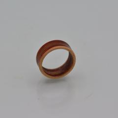 Bague artisanale en bois massif tournée à la main par Gauthier Tournage en Bois, alliance unique aux essences contrastées, bijou fait main / Ambachtelijke houten ring massief hout met de hand gedraaid door Gauthier Tournage en Bois, unieke ring met contrasterende houtsoorten / Handmade solid wood ring turned by Gauthier Tournage en Bois, unique wooden jewelry with contrasting woods