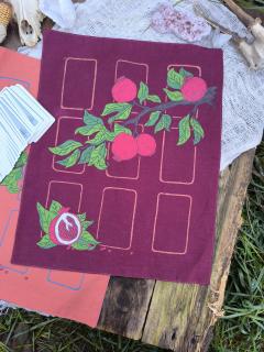 Photo de l'article Tapis de tirage grenades rouge – Fait main en tissu recyclé, idéal pour cartes de tarot et autels spirituels