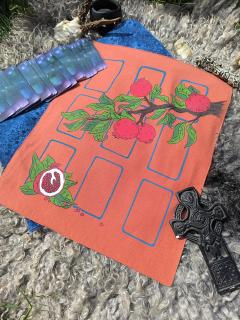 Photo de l'article Tapis de tirage grenades orange – Fait main en tissu recyclé, idéal pour cartes de tarot et autels spirituels
