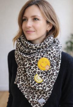Foulard XL douceur léopard porté, création textile artisanale Manon Créations, accessoire mode fait main et idée cadeau / XL sjaal met luipaardmotief gedragen, handgemaakte textielcreatie van Manon Créations, modeaccessoire en cadeau / XL leopard print scarf worn, handmade textile creation by Manon Créations, fashion accessory and gift idea