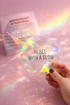 Sticker attrape-soleil suncatcher pour fenêtre, autocollant décoratif créant des reflets arc-en-ciel, petite idée cadeau lumineuse et originale / Zonvanger sticker voor raam, decoratieve suncatcher met regenbooglicht, klein en origineel cadeau / Window suncatcher sticker, decorative sun catcher creating rainbow reflections, small original gift idea