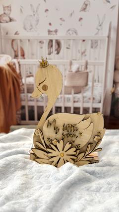 Veilleuse en bois Cygne poétique bébé et enfant par Coffre aux Étoiles, lampe décorative à poser faite main en Belgique, création artisanale en bois naturel, lumière douce et rassurante pour chambre d’enfant, idée cadeau naissance original et unique / Houten nachtlampje Zwaan voor baby en kind van Coffre aux Étoiles, handgemaakte Belgische tafellamp in natuurlijk hout, zachte en rustgevende verlichting voor kinderkamer, origineel en uniek geboortecadeau / Wooden swan night light for baby and child by Coffre aux Étoiles, handmade Belgian wooden lamp, soft and soothing nursery light, original and unique newborn gift idea