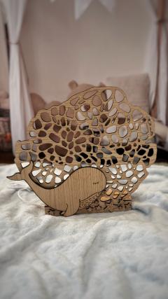 Veilleuse baleine en bois de chêne avec motif dentelle marine ajouré, création artisanale Coffre aux Étoiles, décoration poétique chambre bébé, luminaire enfant en bois naturel, idée cadeau naissance made in Belgium / Walvis nachtlamp in eikenhout met maritiem kantpatroon, ambachtelijke creatie Coffre aux Étoiles, poëtische babykamer decoratie, houten kinderlamp, origineel geboortecadeau Belgisch handgemaakt / Whale night light in solid oak with marine lace pattern, handcrafted by Coffre aux Étoiles, poetic nursery decor, wooden kids lamp, unique Belgian handmade newborn gift