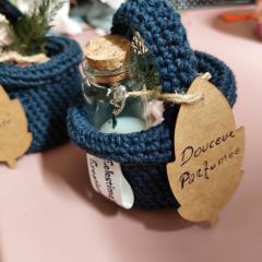Le Chaudron Magique Douceur parfumée Celestimaje – fiole en verre parfumée avec étiquette artisanale et écrin crocheté bleu, création décorative faite main en Belgique, idée cadeau original bien-être sur Wimzzi / Magische Ketel Geparfumeerde Zachtheid Celestimaje – geparfumeerd glazen flesje met handgemaakt label en gehaakt blauw mandje, Belgisch origineel wellness cadeau op Wimzzi / Celestimaje Magical Cauldron Scented Softness – scented glass vial with artisan label and handmade crocheted holder, original Belgian wellness gift available on Wimzzi