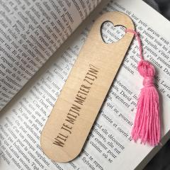 Marque-page en bois personnalisable avec pompon rose, cadeau original et émouvant pour annonce spéciale, naissance, marraine ou fan de lecture / Personaliseerbare houten boekenlegger met roze kwastje, origineel en emotioneel cadeau voor bijzondere aankondiging of boekenliefhebber / Personalized wooden bookmark with pink tassel, meaningful and original gift for special announcement, birth or book lover