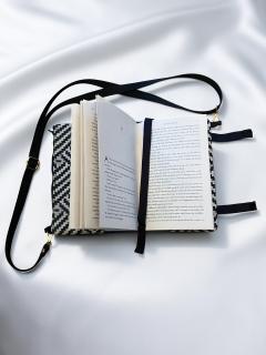 Sac bandoulière de lecture avec livre ouvert – pochette protectrice fait main pour roman et carnet, accessoire indispensable pour lecteur passionné et Foire du Livre / Handgemaakte schoudertas voor boeken met open roman – beschermhoes voor lezers en boekenbeurs / Handmade crossbody book bag with open novel – protective reading pouch, essential accessory for book lovers and book fairs