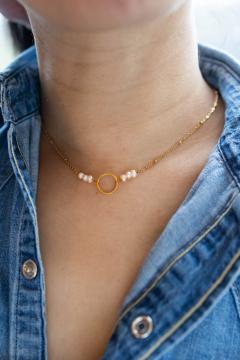 Collier Latteo en nacre naturelle et acier inoxydable porté – bijou artisanal belge fait main, design minimaliste et durable, cadeau raffiné pour femme / Halsketting Latteo met natuurlijke parelmoer en roestvrij staal gedragen – Belgisch handgemaakt minimalistisch sieraad / Latteo necklace with natural mother of pearl and stainless steel worn – handmade Belgian minimalist jewelry, refined and durable gift