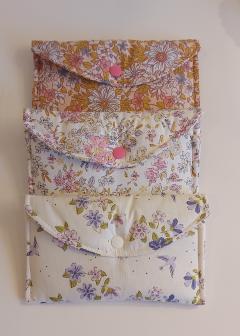 Étuis à lunettes faits main en tissu fleuri – jolis, légers, idéals comme petit cadeau / Handgemaakte brillenzakjes met bloemenprint – licht en perfect als kleinigheidje / Handmade floral fabric glasses cases – pretty and perfect gift idea