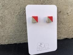 Boucles d’oreilles carrées rouges – mini bijou graphique et vibrant fait main / Rode vierkante oorstekers – klein, grafisch en handgemaakt / Red square earrings – small, graphic and handmade