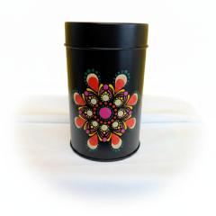 Boîte à thé Éveil des Sens par Dotty Joyous Things – Marie Maerevoet, boîte de conservation artisanale faite main en Belgique, décor mandala coloré Dot Art, accessoire cuisine design et unique, idée cadeau originale et exclusive pour amateur de thé / Theeblik Éveil des Sens van Dotty Joyous Things – Marie Maerevoet, handgemaakt Belgisch bewaardoosje met kleurrijke mandala Dot Art, uniek en design keukenaccessoire, origineel en exclusief cadeau voor theeliefhebbers / Tea storage tin Éveil des Sens by Dotty Joyous Things – Marie Maerevoet, handmade Belgian artisan tea box with colorful mandala Dot Art design, unique kitchen accessory, original and exclusive gift for tea lovers