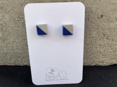 Boucles SQUARE outremer – touche de couleur artisanale pour un look original / Outremer vierkante oorbellen – kleurrijke, ambachtelijke touch / Outremer square earrings – bold handmade pop of color