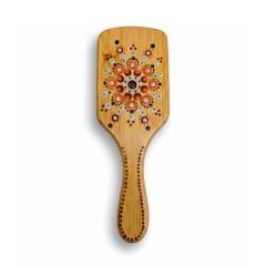 Brosse cheveux bambou design mandala Aura Vibrante, création artisanale belge Dotty Joyous Things, accessoire capillaire naturel et durable, cadeau fait main unique pour femme, objet bien-être éthique / Bamboe haarborstel met mandala design Aura Vibrante, Belgisch handgemaakt door Dotty Joyous Things, natuurlijk en duurzaam haaraccessoire, uniek en ethisch cadeau / Bamboo hair brush with mandala design Aura Vibrante, Belgian handmade creation by Dotty Joyous Things, natural and sustainable hair care accessory, unique and ethical gift