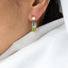 Boucles d’oreilles en plaqué or 24K et cristal d’Autriche coloré portées – bijou artisanal belge fait main, élégant et lumineux, idée cadeau femme originale et durable / Oorbellen in 24K verguld goud met gekleurd Oostenrijks kristal gedragen – handgemaakt Belgisch sieraad, origineel en duurzaam cadeau / 24K gold plated earrings with colored Austrian crystal worn – handmade Belgian jewelry, original and elegant gift