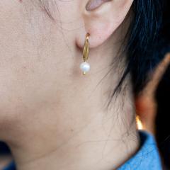 Boucles d’oreilles en perles de culture portées – bijou artisanal belge fait main, élégant et intemporel, cadeau femme raffiné et durable / Oorbellen met zoetwater parels gedragen – handgemaakt Belgisch sieraad, tijdloos en verfijnd cadeau voor vrouw / Freshwater pearl earrings worn – handmade Belgian jewelry, timeless and refined gift for women