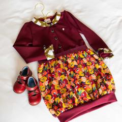 Tenue complète robe fillette artisanale bordeaux style rétro chic réalisée en Belgique, mode enfant premium disponible sur Wimzzi.com, shopping local made in Belgium / Volledige ambachtelijke meisjesjurk bordeaux retro stijl gemaakt in België beschikbaar op Wimzzi.com, lokaal shoppen made in Belgium / Complete handcrafted Bordeaux girls dress retro chic style made in Belgium available on Wimzzi.com, local shopping made in Belgium