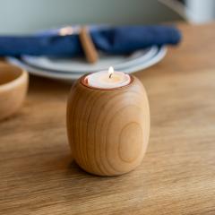 Bougeoir en bois de cerisier massif design minimaliste belge création artisanale Anne Leirens objet décoratif épuré intérieur contemporain slow living fait main en Belgique disponible sur Wimzzi.com pièce design naturelle haut de gamme / Kersenhouten kandelaars Belgisch minimalistisch design handgemaakt door Anne Leirens stijlvolle interieurdecoratie verkrijgbaar via Wimzzi.com / Solid cherry wood candle holder minimalist Belgian design handmade by Anne Leirens contemporary interior decor piece available on Wimzzi.com