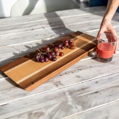 Planche à fromage en bois de noyer massif fabrication artisanale belge plateau de service élégant art de la table durable idée cadeau gourmet made in Belgium pièce unique disponible sur Wimzzi.com planche apéritif haut de gamme / Kaasplank in massief notenhout Belgisch handgemaakt serveerplank stijlvol duurzaam design perfect als cadeau verkrijgbaar via Wimzzi.com / Solid walnut cheese board handmade in Belgium elegant serving platter gourmet gift premium wooden board available on Wimzzi.com