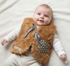 Gilet de berger bébé 6 mois fourrure caramel mode enfant artisanale fait main en Belgique vêtement chaud et doux disponible sur Wimzzi.com achat local made in Belgium slow fashion kids cadeau naissance original / Baby herdersvest 6 maanden karamel bont Belgisch handgemaakt kinderkleding duurzaam design verkrijgbaar via Wimzzi.com / Baby shepherd vest 6 months caramel faux fur handmade Belgian children’s clothing available on Wimzzi.com