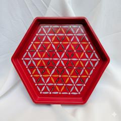 Plateau décoratif hexagonal rouge en dot painting art pointilliste spirituel création Marie Maerevoet œuvre artistique faite main en Belgique géométrie sacrée fleur de vie énergie positive disponible sur Wimzzi.com pièce unique art contemporain belge / Rood zeshoekig decoratief plateau met dot painting spirituele geometrische kunst handgemaakt in België door Marie Maerevoet verkrijgbaar via Wimzzi.com / Red hexagonal decorative tray dot painting sacred geometry spiritual art handmade in Belgium by Marie Maerevoet unique contemporary piece available on Wimzzi.com